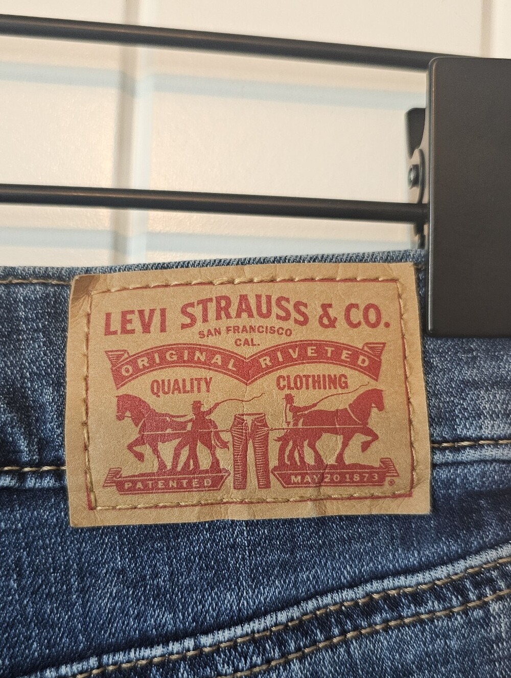 Women’s Dark Blue Denim Levi Strauss Shorts - Classic Rolled Hem - Picture 3 of 4